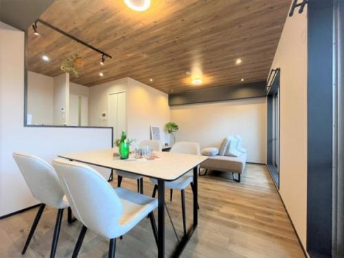 ・家具・照明・小物付きで販売中！