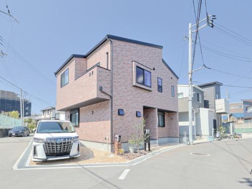 南東角地！ファミリーカーを停めていただいても、駐輪場スペースも確保できます！