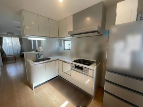 ■食器洗い乾燥機、3口ガスコンロ、グリル付き