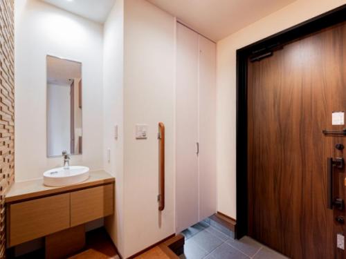 玄関右手に洗面台がございます