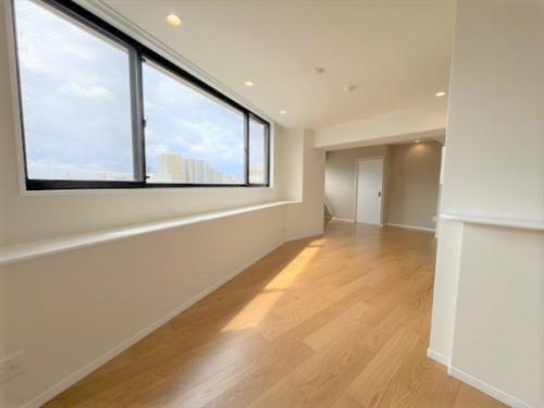 横長のワイドサッシを採用しており、開放感を演出しております！