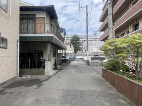現地前面道路の様子です。 現地前面道路の様子です。