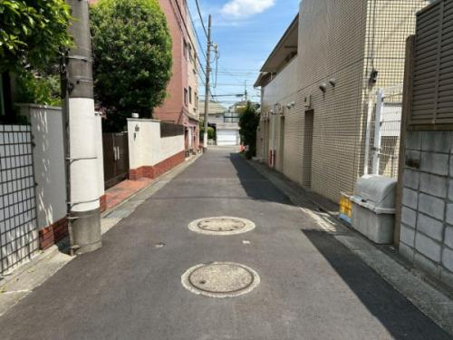 前面道路（西側から）