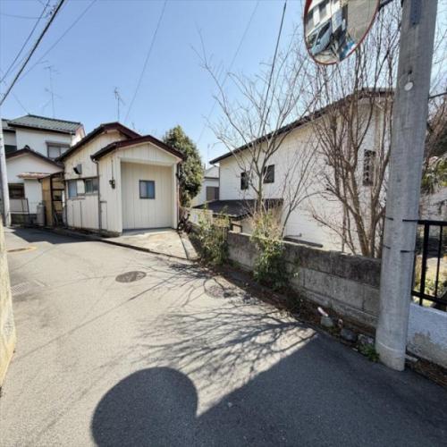 北西側　道路