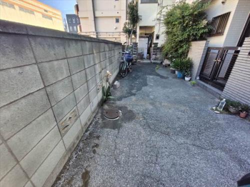 共有通路（建築基準法の道路ではない）の持ち分があります。