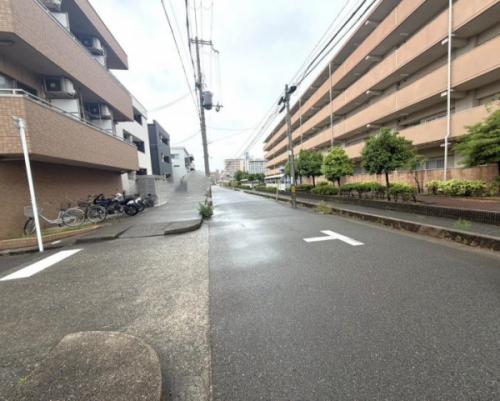 南側道路 公道幅員約11m 南側道路 公道幅員約11m