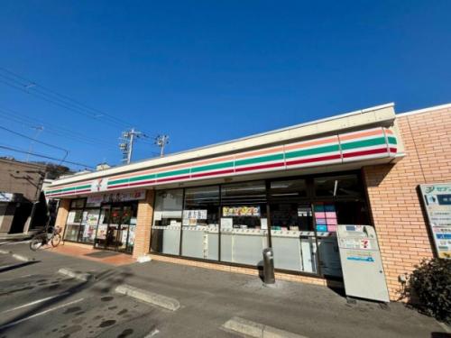 セブンイレブン横浜馬場４丁目店 105m