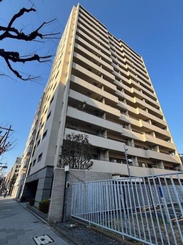 都市居住の本質を湛えたスタイリッシュなフォルムを構築した外観となります