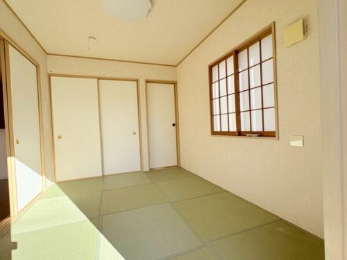 日差しが差し込む１階和室