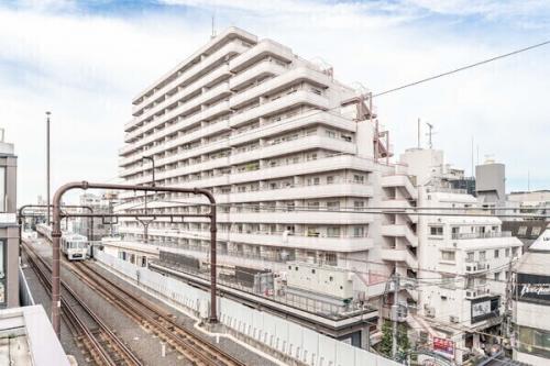 小田急線・京王井の頭線「下北沢駅」徒歩1分の立地です。