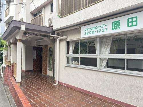 オートロックシステム（22時～5時）が備わっております。