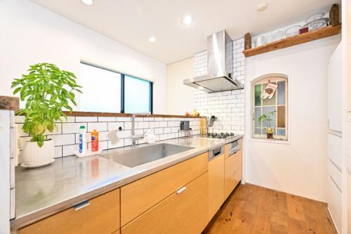 使いやすいゆったりとしたシンクです。※家具・調度品は販売対象に含まれません。