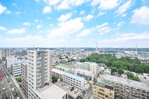 地上17階建の16階部分に位置し、遮るものなく周囲を見晴らす豊かな眺望。