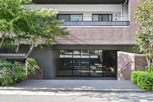 エントランスのオートロックは、ハンズフリーの鍵で解除可能です。