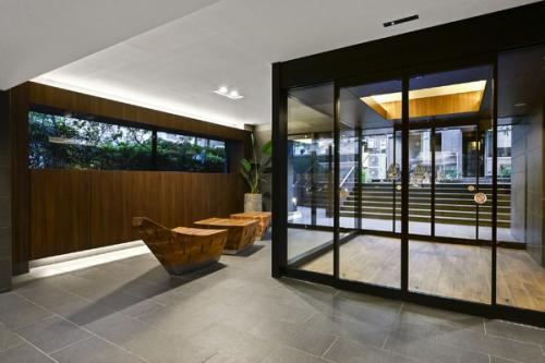 モダンでシンプルなロビーが、洗練された第一印象を創ります。宅配ボックス付です。