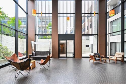 【ライブラリーラウンジ】2層吹抜の開放感あるラウンジスペース