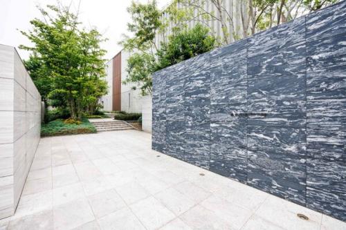 風合いのある天然石やタイルが風格を添えるエントランスまでのアプロ―チ