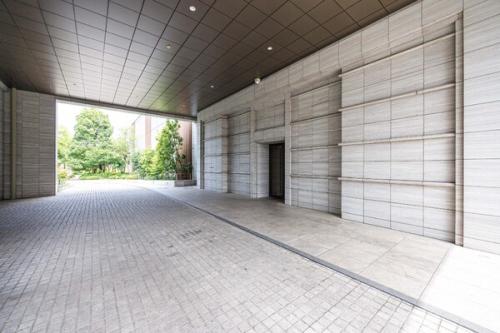 【車寄せスペース】屋根がついており雨に濡れることなく建物内に入ることが出来ます。