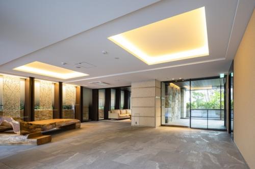 Art hall KOMOREBI、デザイン性優れるロビースペース