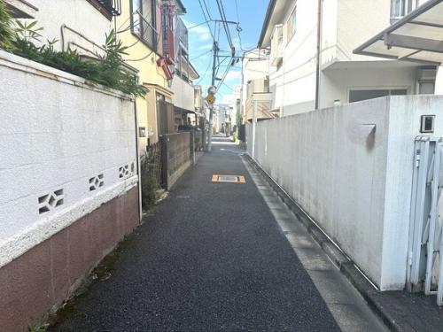 東側前面道路です 東側前面道路です