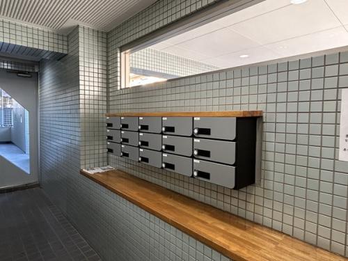 メールボックス、投函口はオートロックの外側にございます。