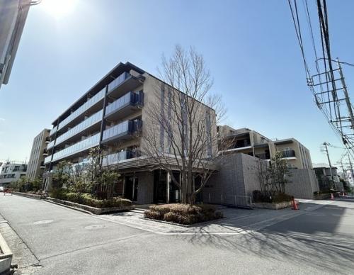 周辺は閑静な住宅街が広がっております。