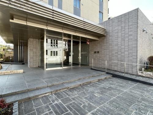 重厚感のあるタイルで彩られたエントランス