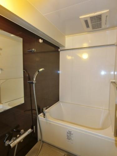 換気・乾燥・暖房機能付き浴室です。2015年7月リフォーム済み