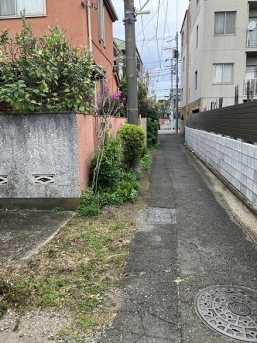 南東側前面道路写真、対象不動産接道部分、南側より撮影。