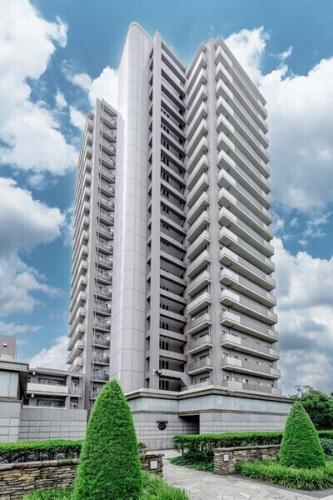 2000年11月築、三菱地所他4社分譲の大規模タワー型マンション。