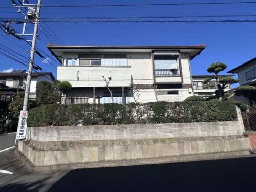 第一種低層住居専用地域内の閑静な住宅街に位置