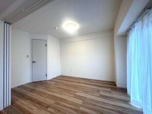 洋室約６帖。ウォークインクローゼットがございます。