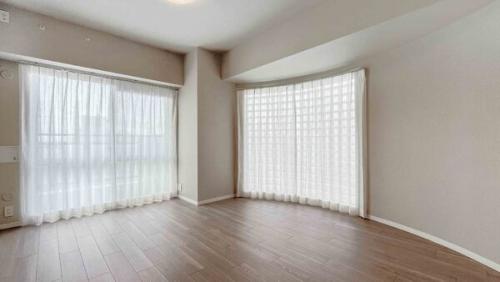 ガラスブロックを設置したおしゃれで明るいリビングとなっております。