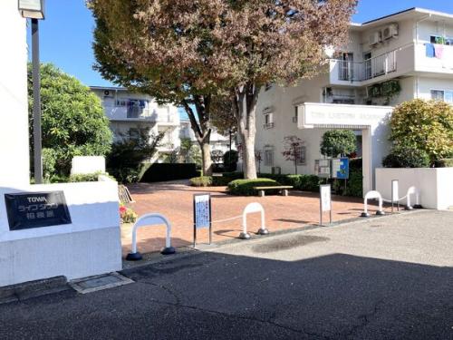 約12900m2の敷地に佇む大規模マンションです。