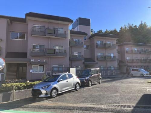 3階建ての低層マンションです。