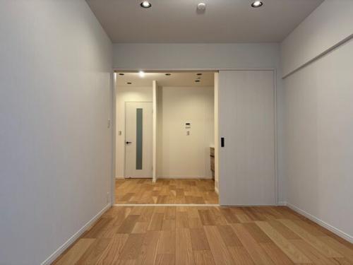 洋室約6帖。扉を開けてご利用いただけば、2LDKとしての利用もできますね。