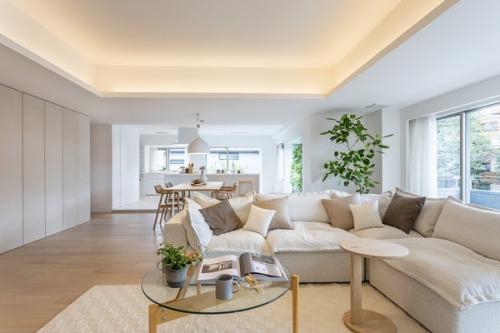 南西側に大きな窓がある開放的なリビングです。