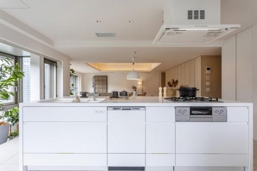 白を基調とした広々としたアイランドキッチンです。