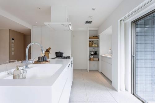 水回り後方にも収納スペースがございます。