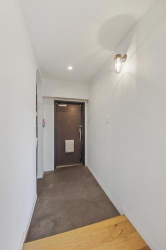 土間玄関はベルギーのBEAL社製高機能モルタル素材「モールテックス」仕上げ