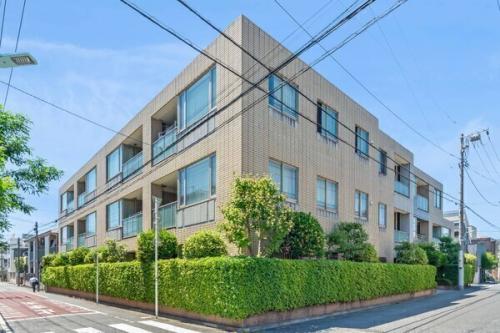 低層エリアの角地に佇む、落ち着きある街並みです