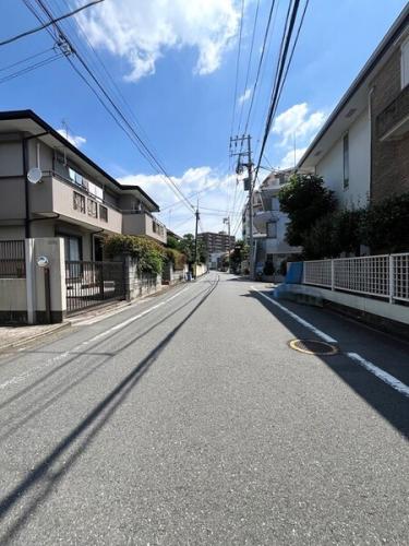 落ち着いた街並みが広がる前面道路です。 落ち着いた街並みが広がる前面道路です。