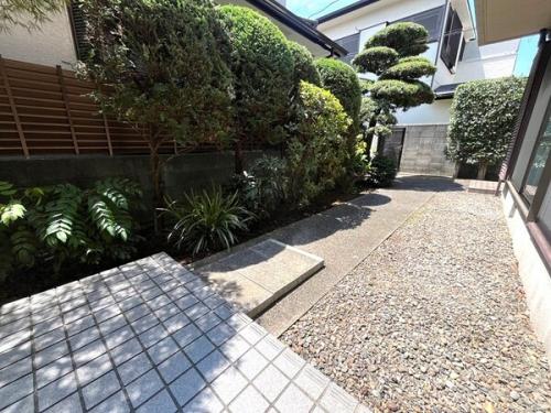 緑豊かなアプローチが住まいを彩ります。 緑豊かなアプローチが住まいを彩ります。