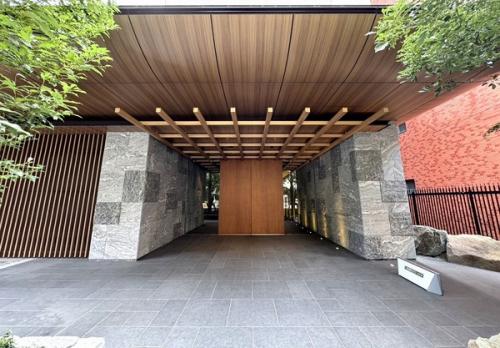 一番町にふさわしい正統とモダンが調和した佇まい。