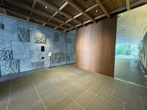 石と木を基調にした上品な空間です