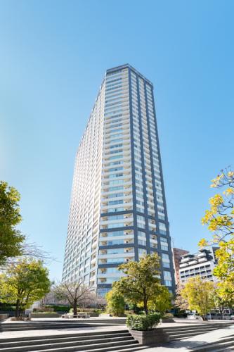 市谷本村町の景観と調和する、フォーマルかつエレガントな外観デザイン。