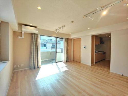 足元から体を温める床暖房がございます。