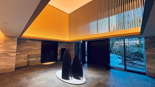 木漏れ日～静まりかえる石と木の空間。奥ゆかしく、柔らかに、光差す。～