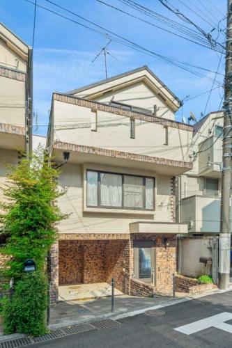 下目黒6丁目の閑静な住宅街に立地