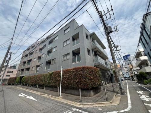 戸越銀座商店街より1本入った閑静な住宅地に立地、戸越銀座駅より徒歩約2分